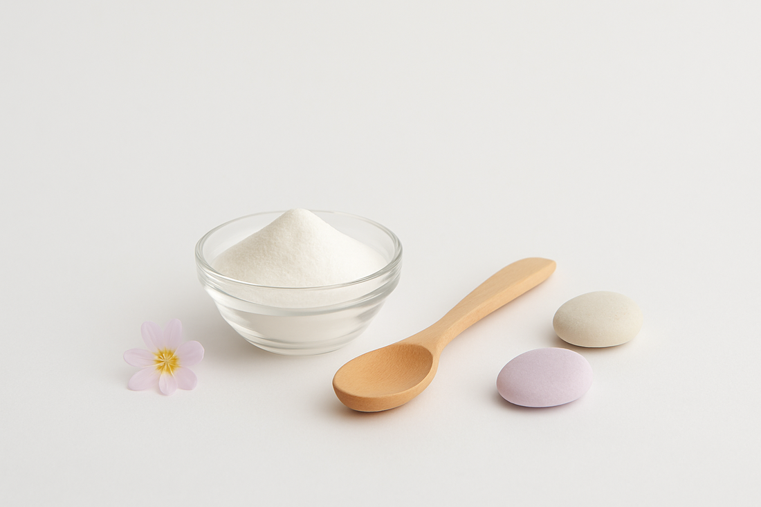 Mio-inozitol prah u staklenoj činiji sa drvenom kašičicom, simbol mira i ravnoteže.