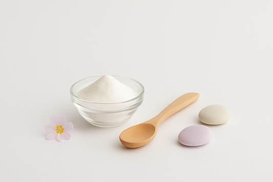 Mio-inozitol prah u staklenoj činiji sa drvenom kašičicom, simbol mira i ravnoteže.