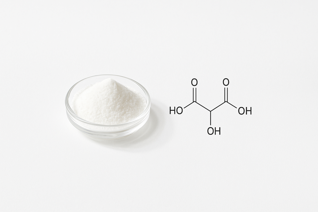 Na ovoj slici je beli prah u petrijevoj solji koji je CaAKG i pored njega je skica molekula CaAKG