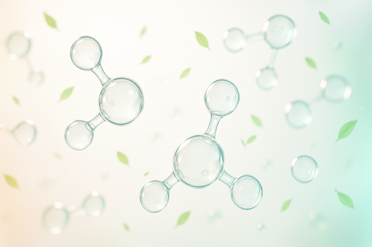 Vizuelni prikaz pojma „Clean Label“  u svetlom prostoru, okružena kapljicama vode i biljnim elementima, simbolizujući čistoću, poverenje i prirodnost u suplementima. SUPERMENT