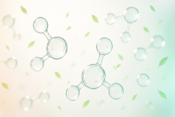 Vizuelni prikaz pojma „Clean Label“  u svetlom prostoru, okružena kapljicama vode i biljnim elementima, simbolizujući čistoću, poverenje i prirodnost u suplementima. SUPERMENT