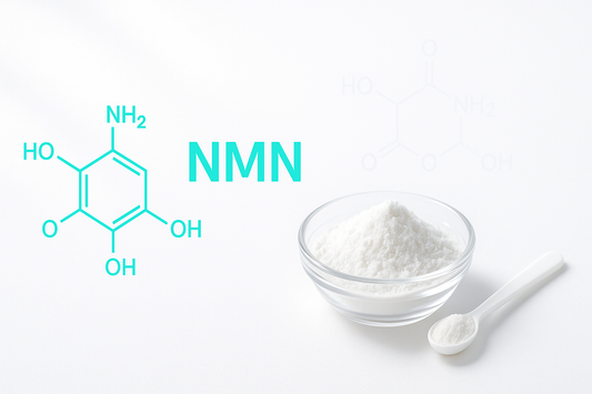 Na slici je NMN beli prah u posudi i NMN beli prah u beloj kasicici, sa slovima NMN i hemijskim crtezom NMN molekula na beloj pozadini
