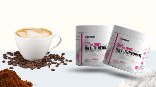 Vizuelni prikaz čistog jutarnjeg fokusa i energije mozga —  plasticna kutijica SUPERMENT Magnezijuma L-treonata u mekom dnevnom svetlu, simbolizujući jasnoću uma i dugovečnost.